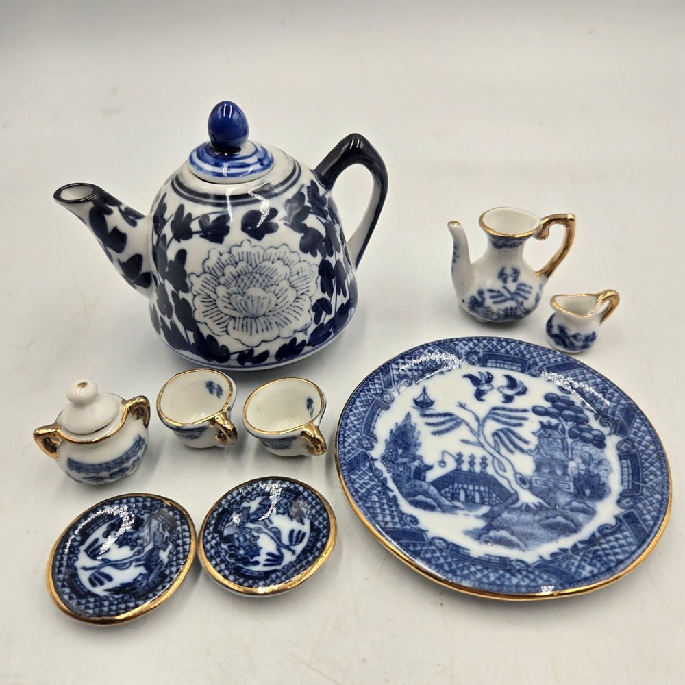 Vtg Miniature Ceramic Tea Set 9 pcs BLUE WILLOW Blue & White w Gold Trim EXC